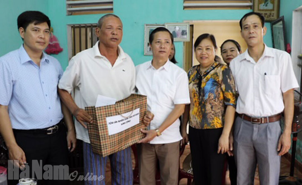 Lãnh đạo Tòa án nhân dân tỉnh thăm, tặng quà gia đình thương binh