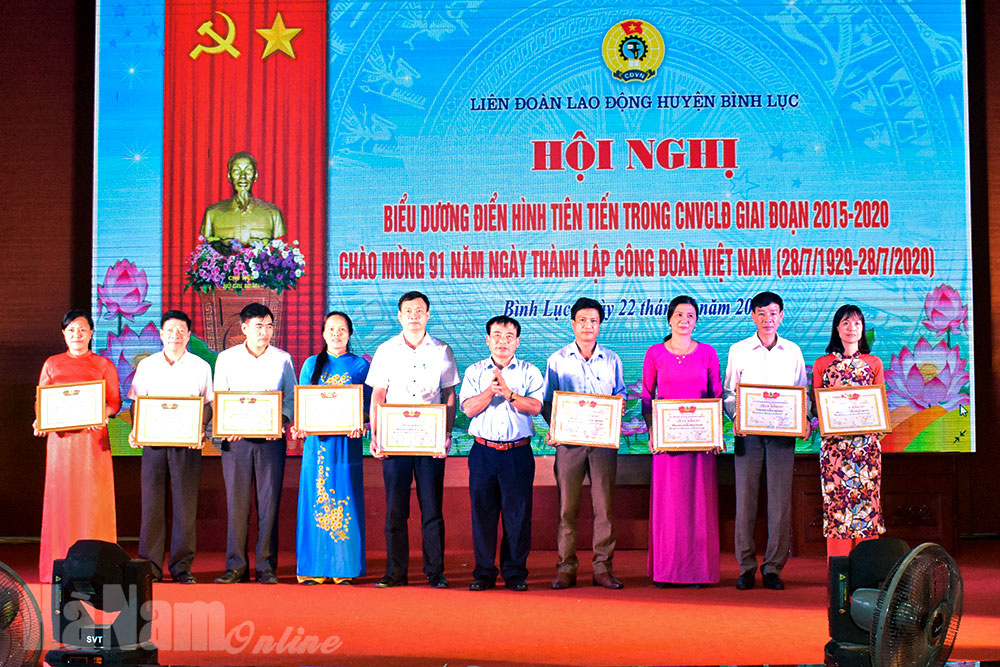 LĐLĐ huyện Bình Lục biểu dương điển hình tiên tiến trong CNVCLĐ giai đoạn 2015-2020