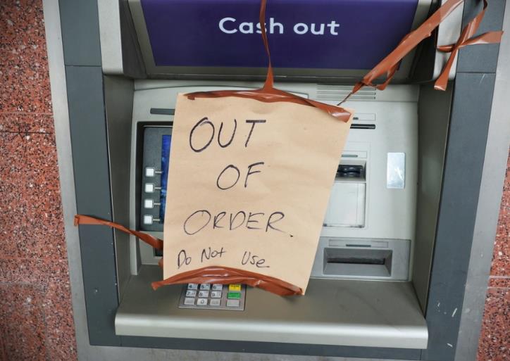 Nông dân Mỹ tát ao, tìm thấy nguyên... một cây ATM