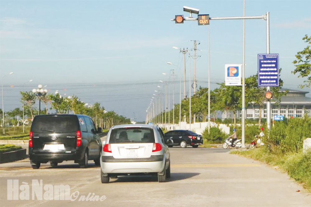 Phủ Lý tăng cường lắp đặt hệ thống đèn tín hiệu bảo đảm ATGT