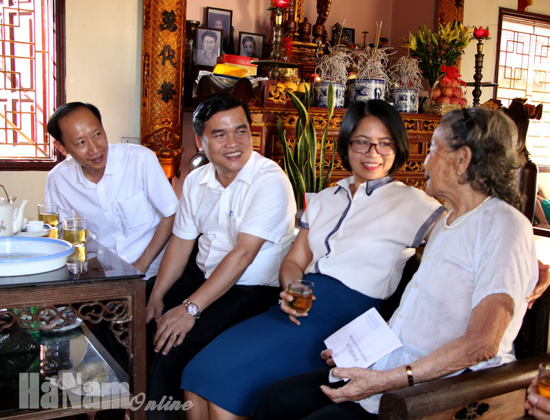 Sở Kế hoạch và Đầu tư thăm, tặng quà mẹ Việt Nam anh hùng tại Yên Nam