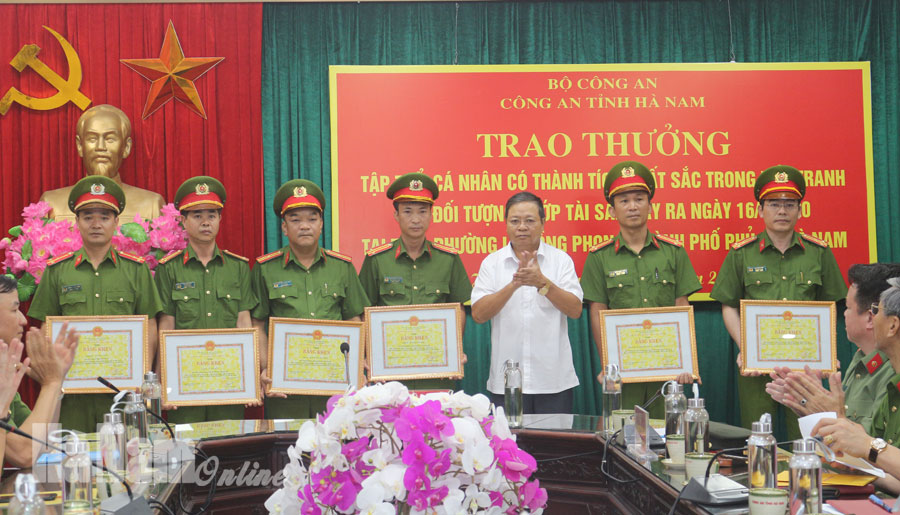 Trao thưởng cho tập thể, cá nhân có thành tích xuất sắc khám phá nhanh vụ án, bắt giữ đối tượng cướp tài sản