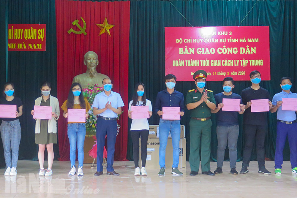 Bàn giao công dân cách ly đợt 8 tại Trung đoàn 151