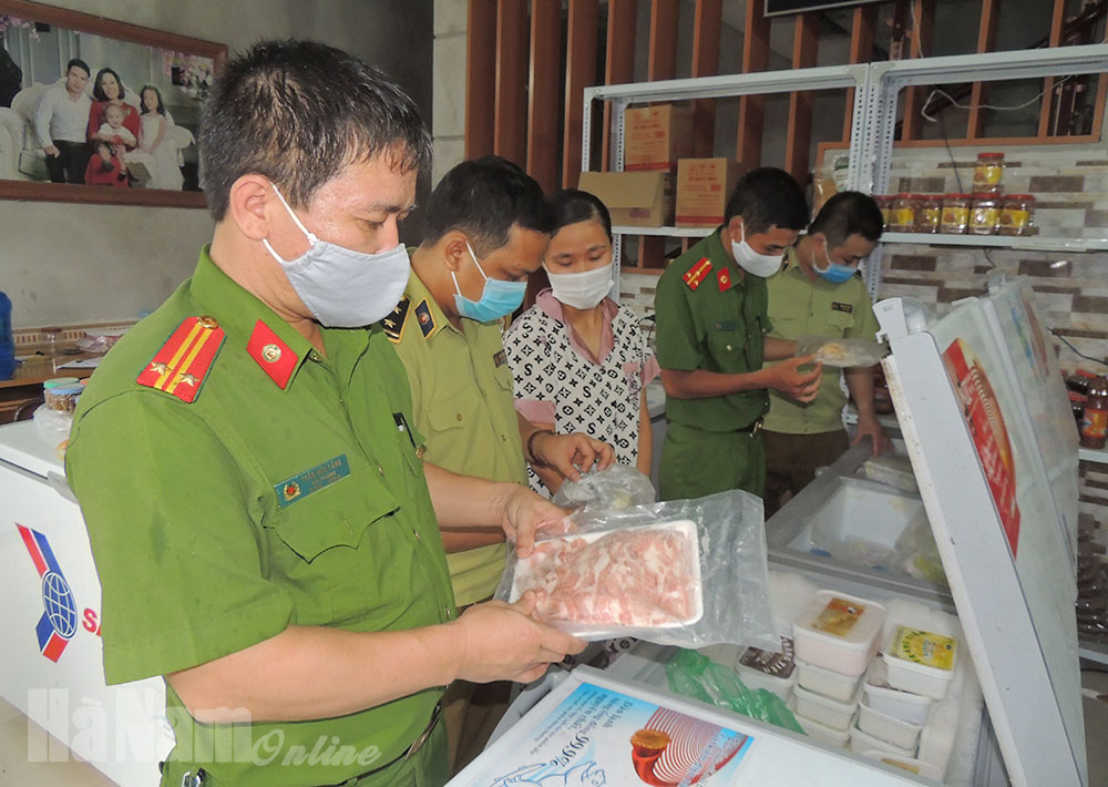 Bắt 1,7 tạ thực phẩm không rõ nguồn gốc, xuất xứ tại một cơ sở kinh doanh ở xã Khả Phong