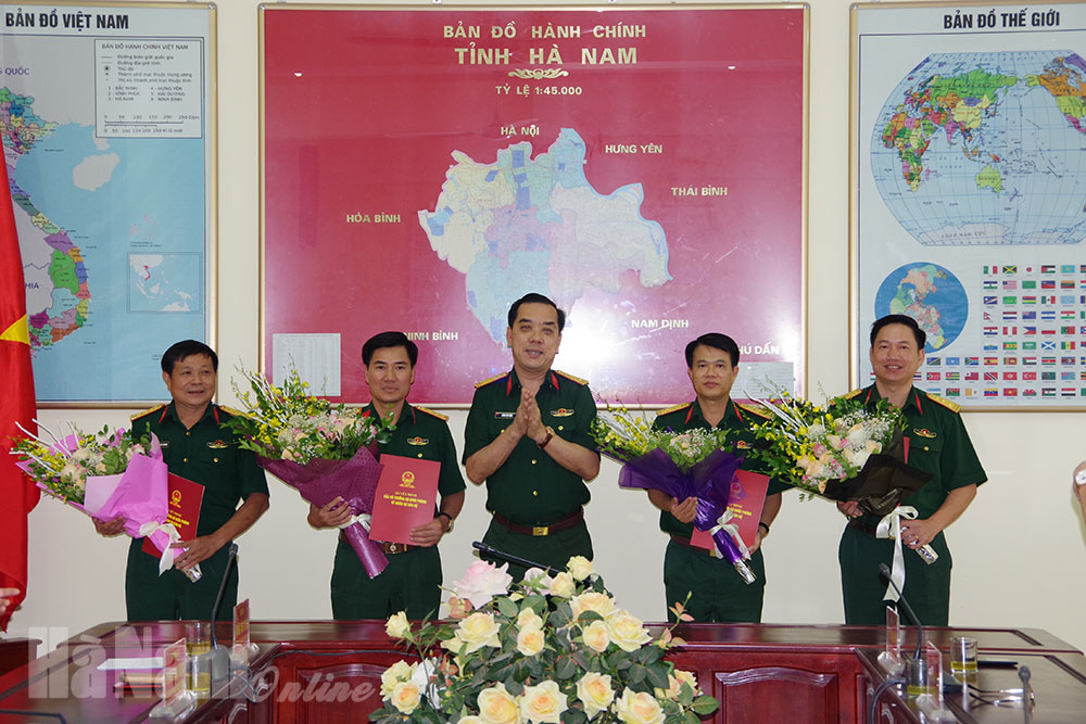 Bộ CHQS tỉnh trao quyết định nâng lương, nghỉ hưu cho cán bộ, sĩ quan đến niên hạn