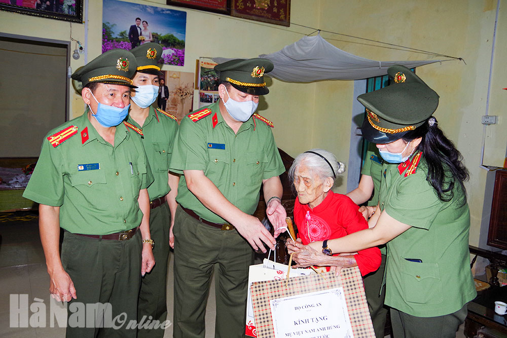 Công an Hà Nam thăm, tặng quà các mẹ Việt Nam anh hùng trên địa bàn tỉnh