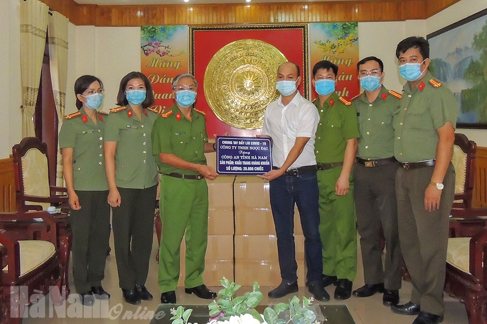 Doanh nghiệp trao tặng 40.000 khẩu trang phục vụ công tác phòng, chống dịch Covid-19