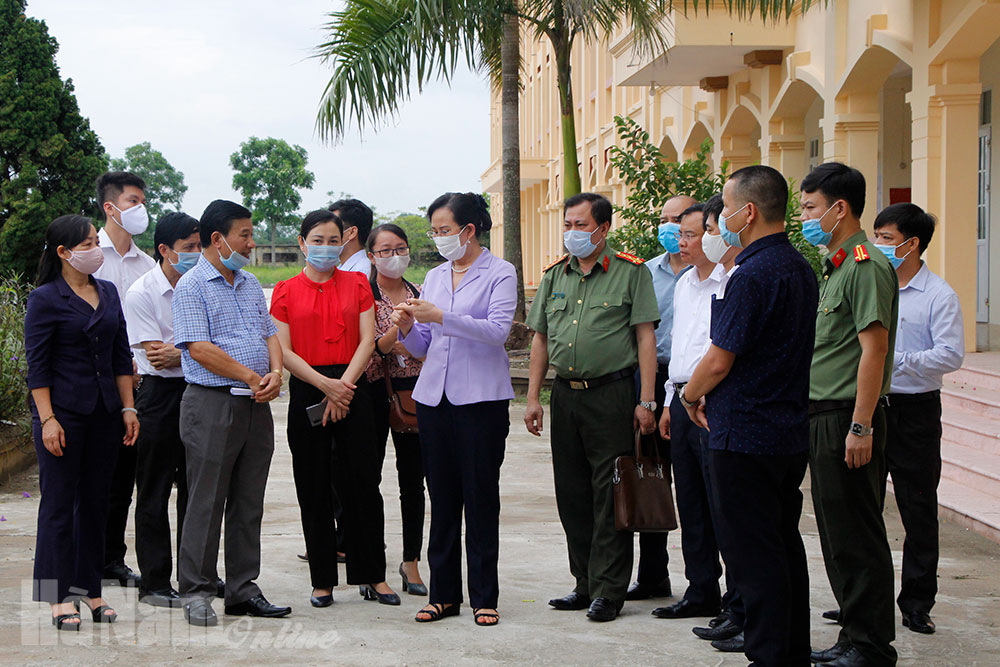 Đồng chí Bí thư Tỉnh ủy Lê Thị Thủy kiểm tra công tác chuẩn bị thi tốt nghiệp THPT