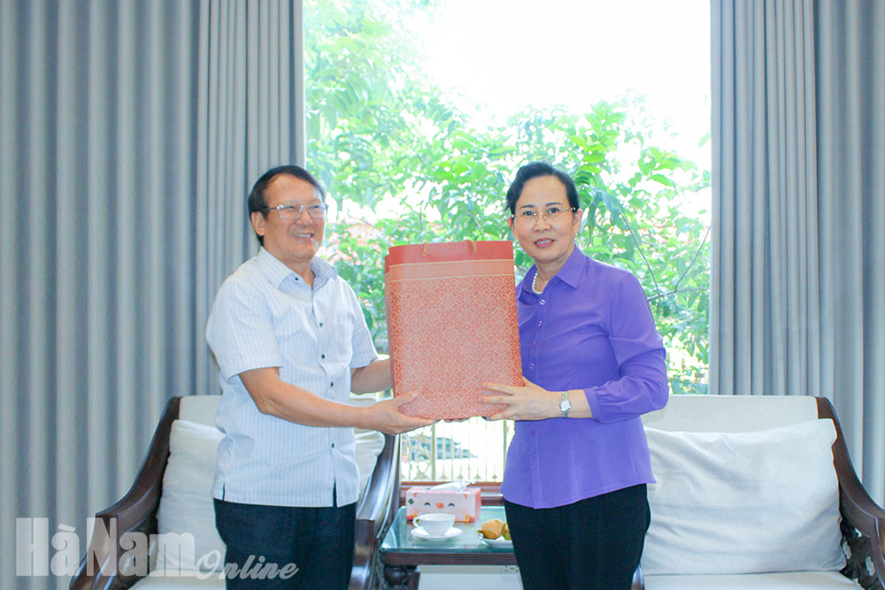 Đồng chí Bí thư Tỉnh ủy Lê Thị Thủy thăm gia đình các đồng chí nguyên lãnh đạo chủ chốt của tỉnh nhân dịp Quốc khánh