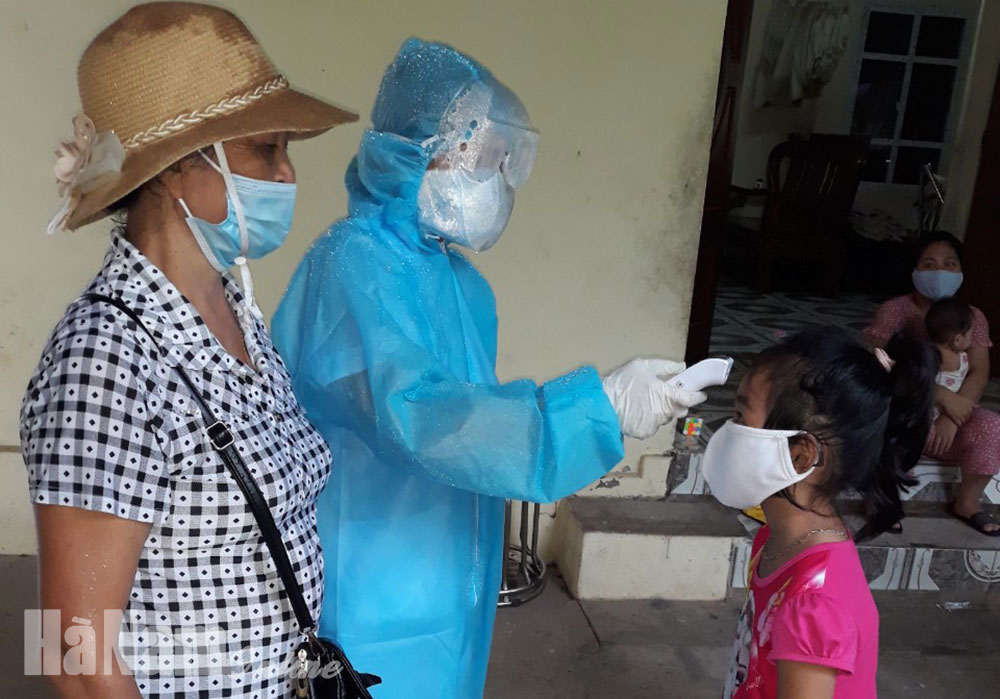 Ghi nhận công việc thầm lặng của những y, bác sỹ trong khu cách ly Đình Tràng