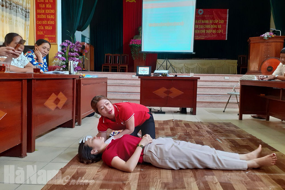Hội CTĐ thị xã Duy Tiên tổ chức lớp sơ cấp cứu ban đầu cho bệnh nhân