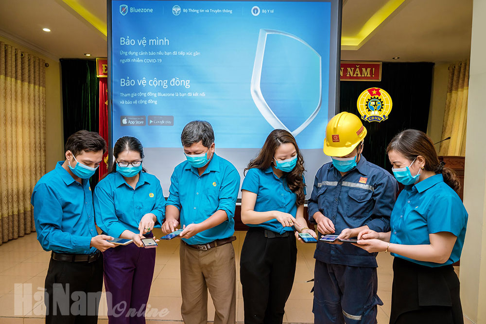 LĐLĐ huyện Thanh Liêm: Hướng dẫn đoàn viên, CNVCLĐ cài đặt ứng dụng “Khẩu trang điện tử Bluezone”