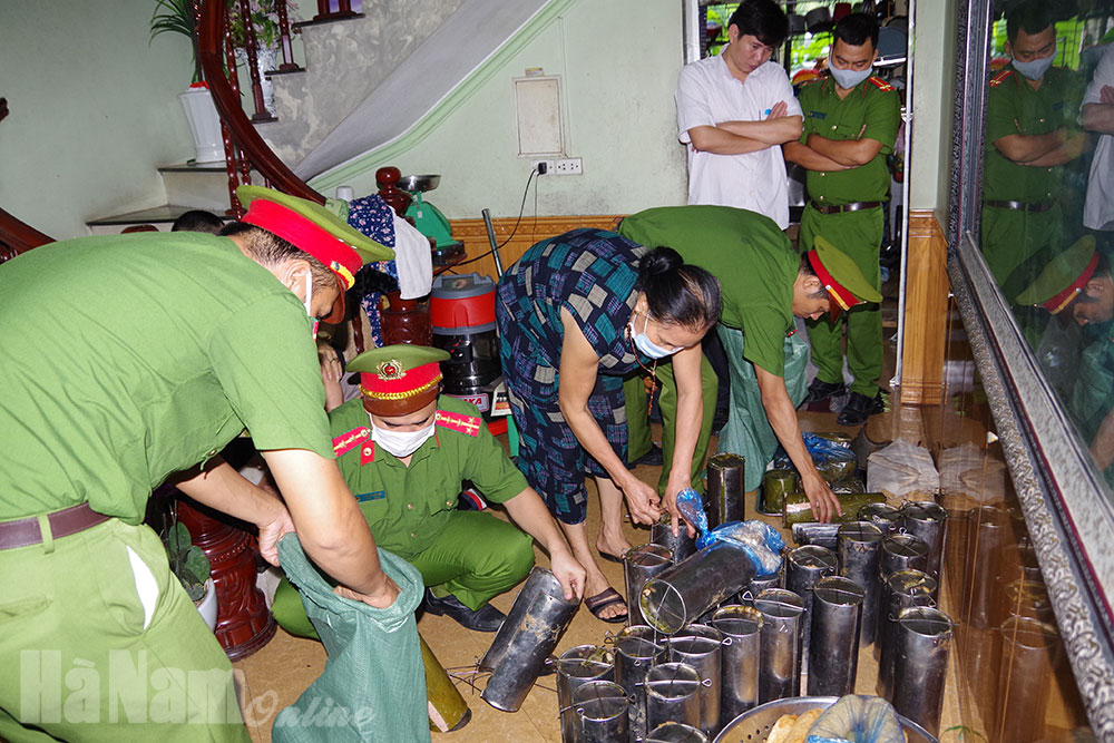 Phát hiện cơ sở sản xuất, chế biến giò, chả sử dụng hàn the tại thị trấn Vĩnh Trụ