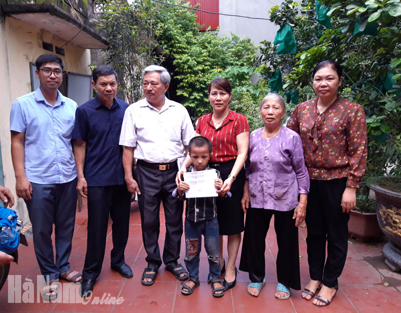 Phường Trần Hưng Đạo tặng quà cho học sinh nghèo nhân dịp năm học mới