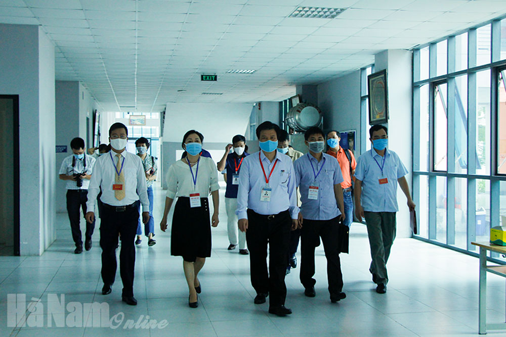 Thứ trưởng Bộ GD&ĐT Nguyễn Hữu Độ kiểm tra công tác chấm thi tại Hà Nam