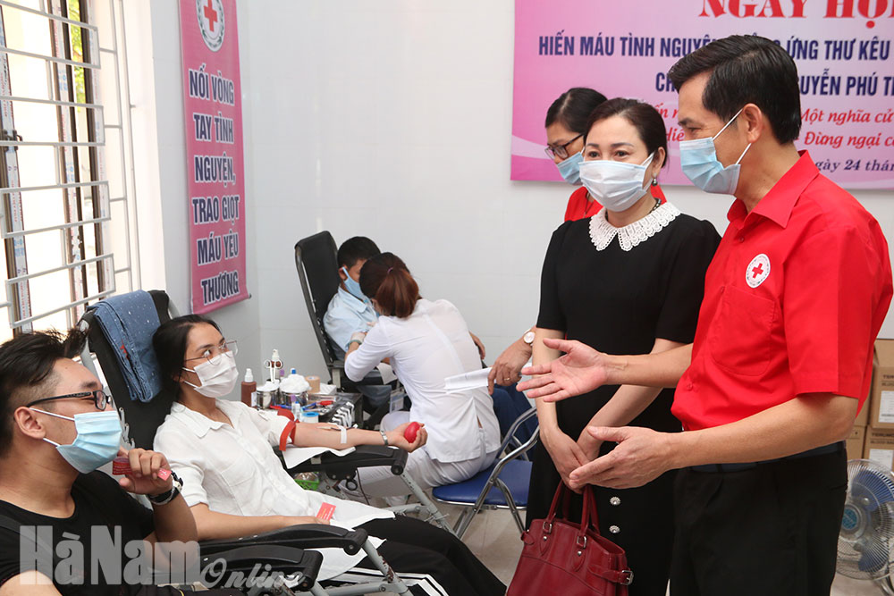 Trên 400 tình nguyện viên tham gia hiến máu tình nguyện