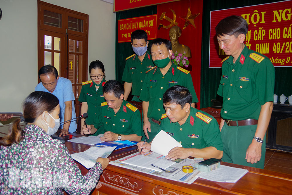 Ban CHQS thị xã Duy Tiên tổ chức chi trả trợ cấp theo quyết định 49 của Thủ tướng Chính phủ