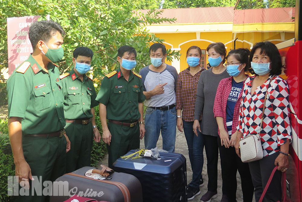 Bàn giao 81 công dân cách ly tại Trung đoàn 151