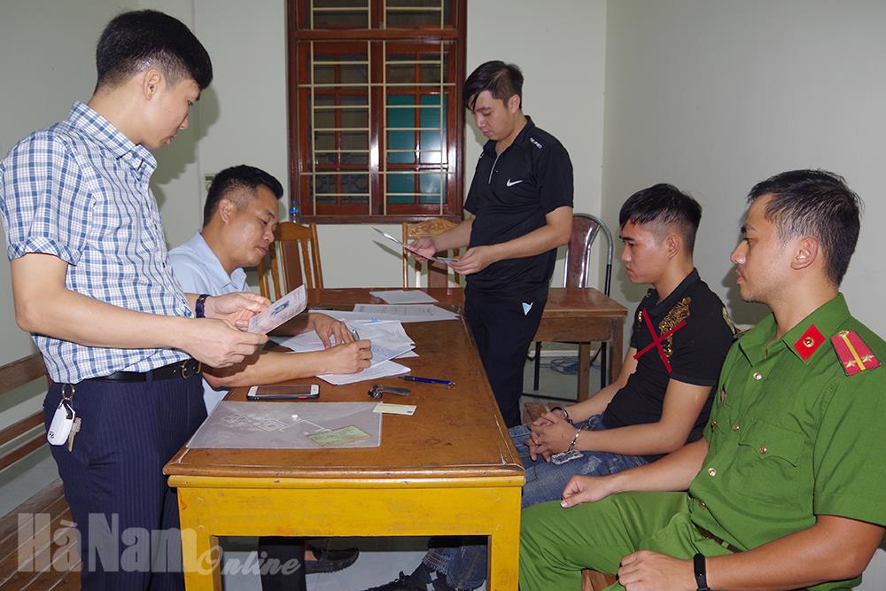 Bắt đối tượng làm giả con dấu, tài liệu của cơ quan, tổ chức