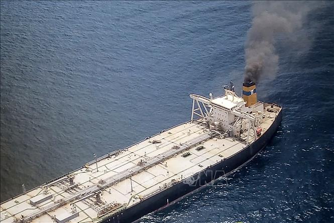 Cháy tàu chở 270.000 tấn dầu thô, nhiều nước ứng cứu