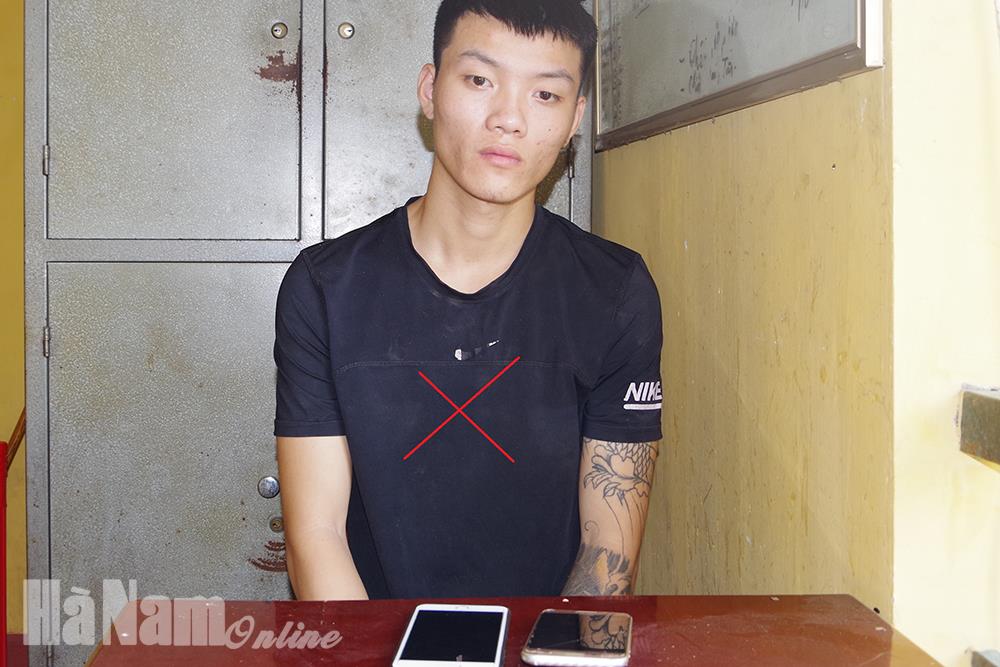 Công an huyện Kim Bảng bắt quả tang đối tượng trộm điện thoại di động