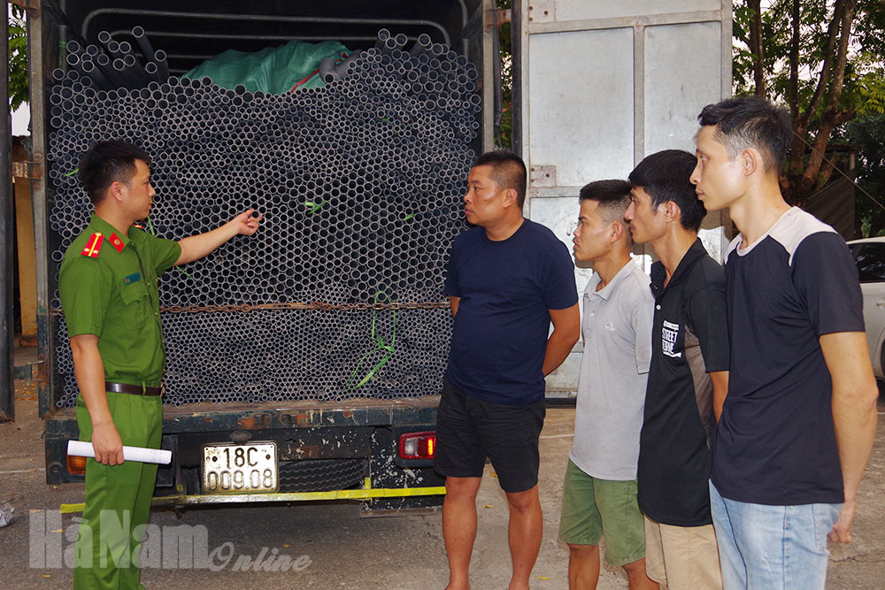 Công an thị xã Duy Tiên tạm giữ 4 đối tượng buôn bán hàng giả