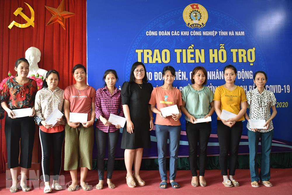 Công đoàn các KCN tỉnh tặng quà cho CNLĐ có hoàn cảnh khó khăn