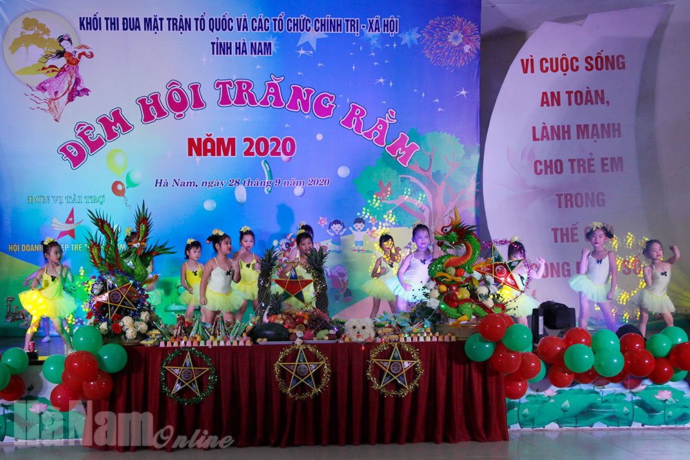 Khối thi đua MTTQ và các hội đoàn thể chính trị- xã hội tổ chức Đêm hội trăng rằm cho con cán bộ, viên chức