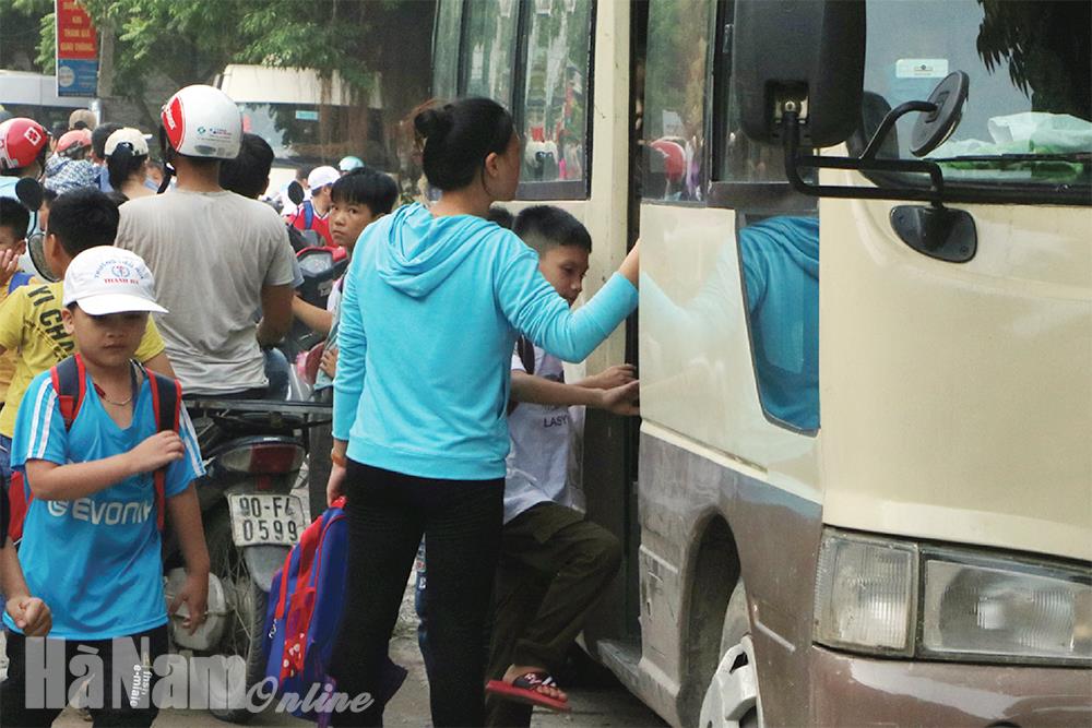Kiểm soát chặt dịch vụ xe ô tô đưa đón học sinh