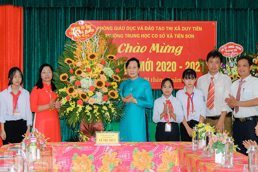 Lãnh đạo tỉnh thăm và chúc mừng các nhà trường nhân khai giảng năm học mới 2020-2021