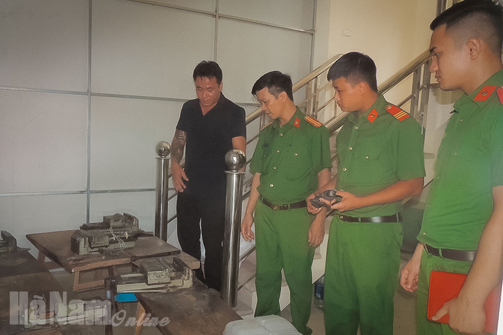 Công an huyện Kim Bảng phát hiện trường hợp sản xuất, kinh doanh hàng cấm