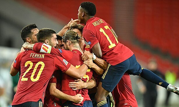 Tây Ban Nha hòa Đức ở giây cuối