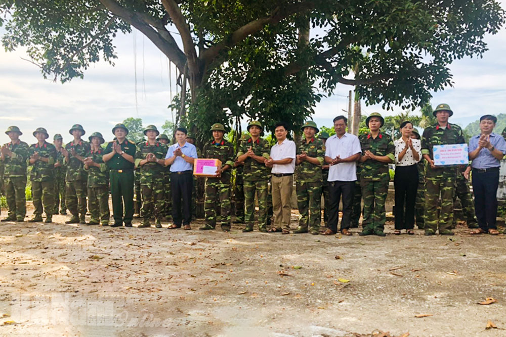 Ban CHQS huyện Thanh Liêm thăm, tặng quà động viên quân nhân dự bị