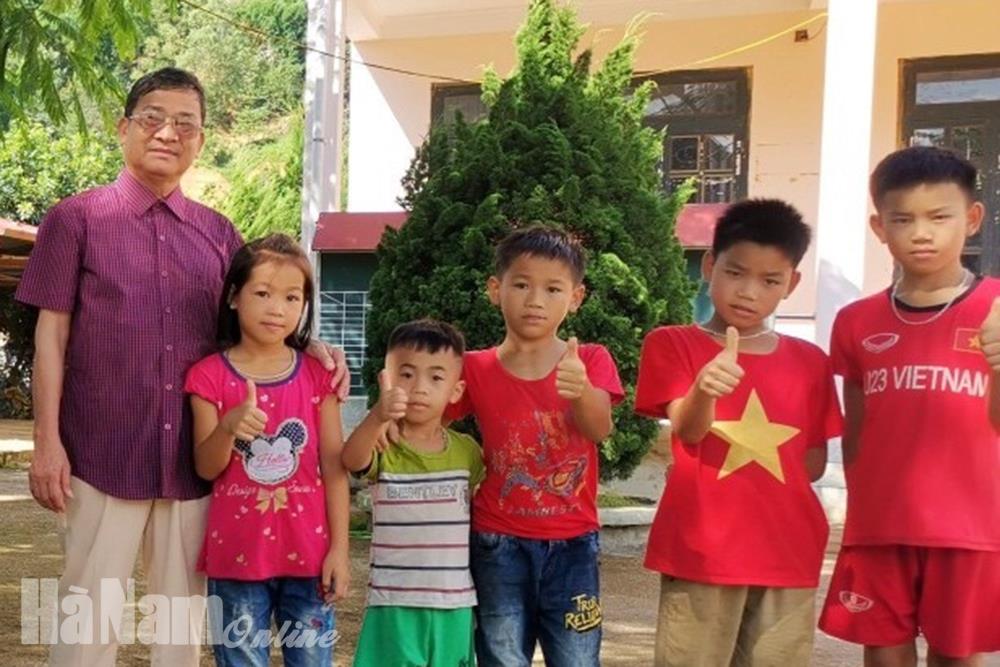 Thầy giáo về hưu nặng lòng với công tác từ thiện