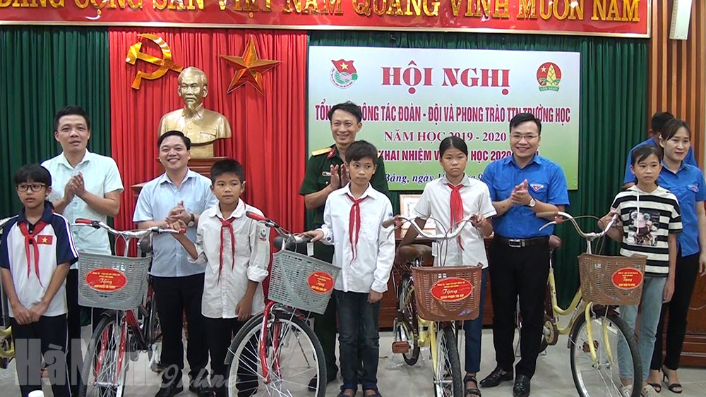 Ban CHQS huyện Kim Bảng phối hợp trao tặng xe đạp cho học sinh nghèo