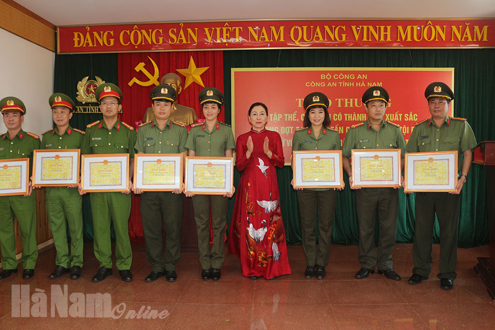 Công an tỉnh trao thưởng cho tập thể, cá nhân có thành tích xuất sắc trong đợt cao điểm tấn công, trấn áp tội phạm