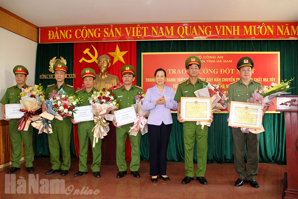 Trao thưởng đột xuất cho tập thể, cá nhân có thành tích xuất sắc trong đấu tranh, phòng chống tội phạm
