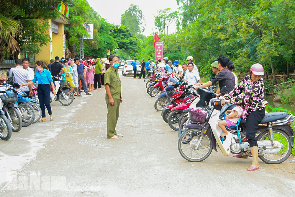 Xếp hàng đón con - Hình ảnh đẹp cần được nhân rộng