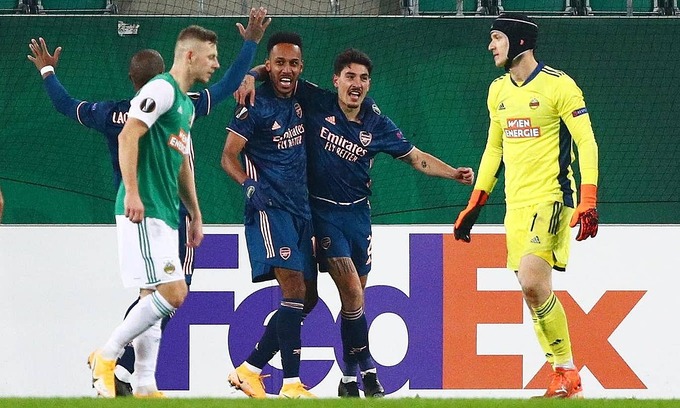 Arsenal thắng ngược trận ra quân Europa League