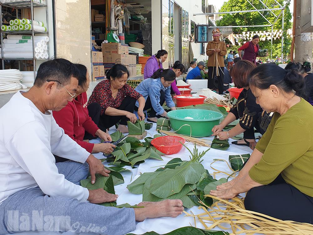 Công ty TNHH Thương mại Thanh Tung tặng trên 1.000 bánh chưng cho đồng bào miền Trung