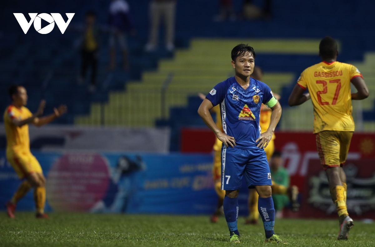 HLV Thành Công thất bại trước đội bóng cũ, Quảng Nam tiến gần đến hạng Nhất