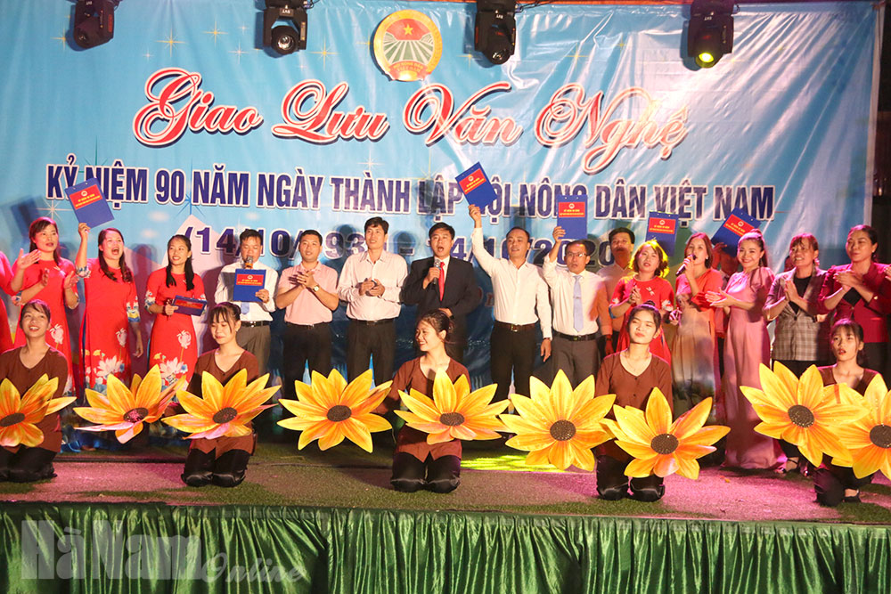 Hội Nông dân thị trấn Vĩnh Trụ tổ chức giao lưu văn nghệ