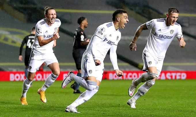 Man City sảy chân trước Leeds