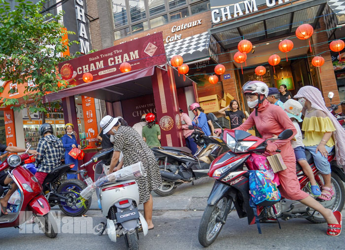 Nhiều quầy hàng bánh trung thu lấn chiếm vỉa hè ở thành phố Phủ Lý
