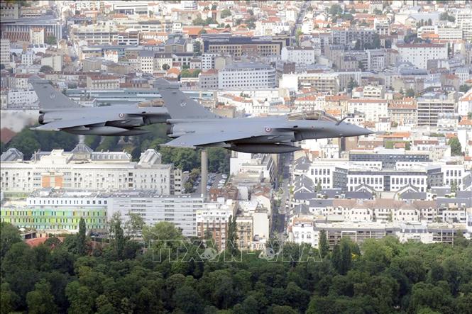 Thủ đô Paris chấn động vì tiếng nổ siêu thanh