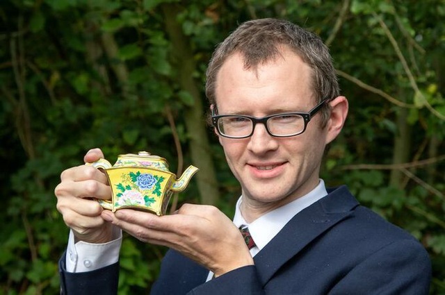 Tìm thấy trong gara, bình cổ thời Càn Long bán giá cao kỷ lục nửa triệu USD