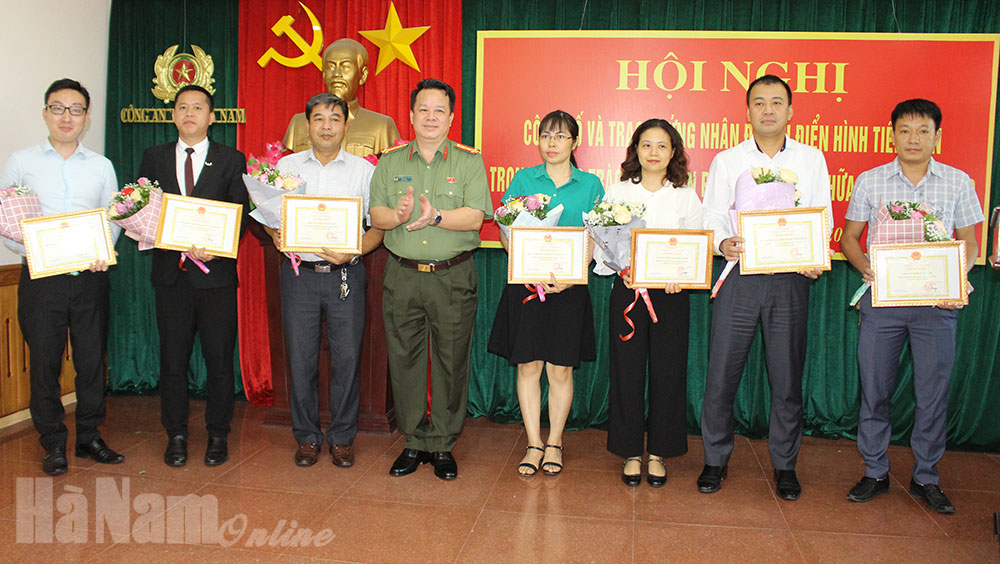 Trao giấy chứng nhận đơn vị điển hình tiên tiến trong phong trào Toàn dân phòng cháy và chữa cháy