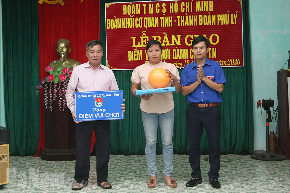 Đoàn khối các cơ quan tỉnh phối hợp trao tặng điểm vui chơi cho thanh, thiếu nhi xã Tiên Hải