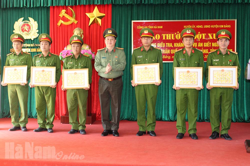 Trao thưởng cho tập thể, cá nhân có thành tích xuất sắc trong điều tra, khám phá vụ án “Giết người” xảy ra tại thị trấn Quế