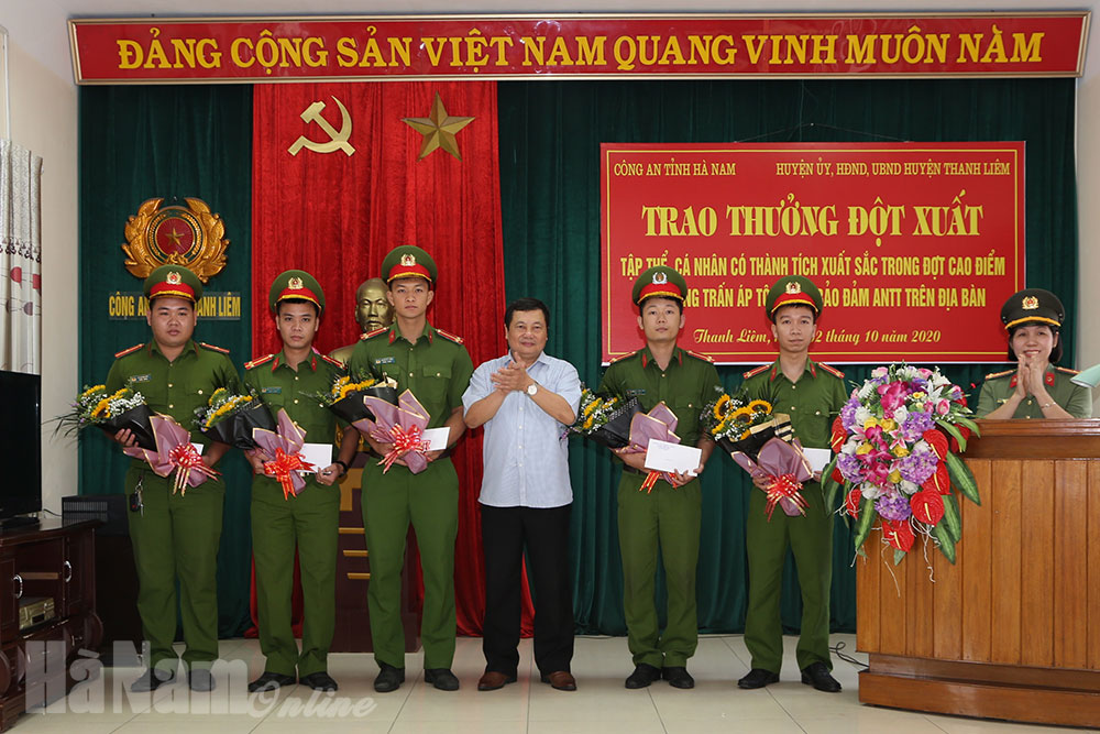 Trao thưởng đột xuất cho tập thể, cá nhân có thành tích xuất sắc trong đợt cao điểm tấn công trấn áp tội phạm